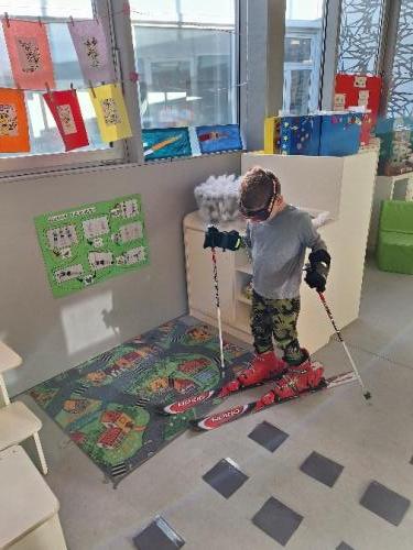 otroci se samostojno igrajo po hodnikih vrtca, vrata igralnic so odprta, otroci prosto prehajajo in se gibajo